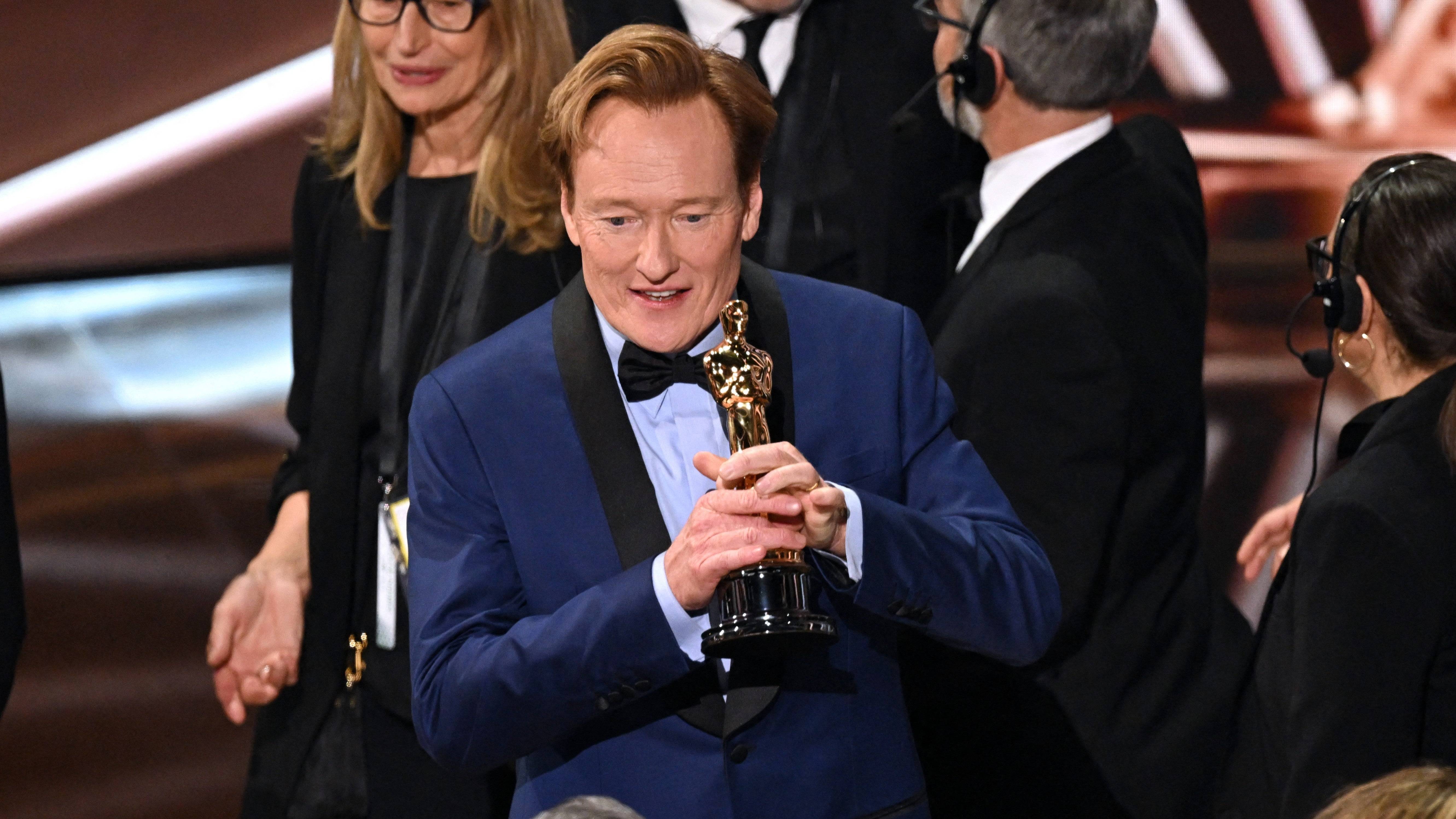 'Oscar nunca pode ser horizontal' - Conan O'Brien revela as estranhas demandas da Academia por estátuas do Oscar em promoções