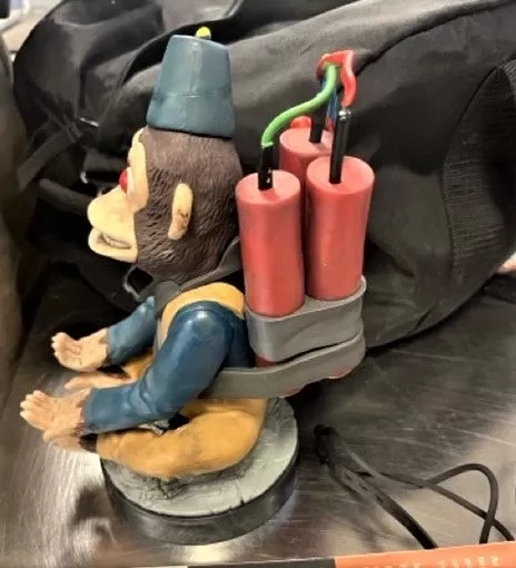 Nagbabala ang TSA laban sa paglipad kasama ang Call of Duty Zombies Monkey Bomb Figurine